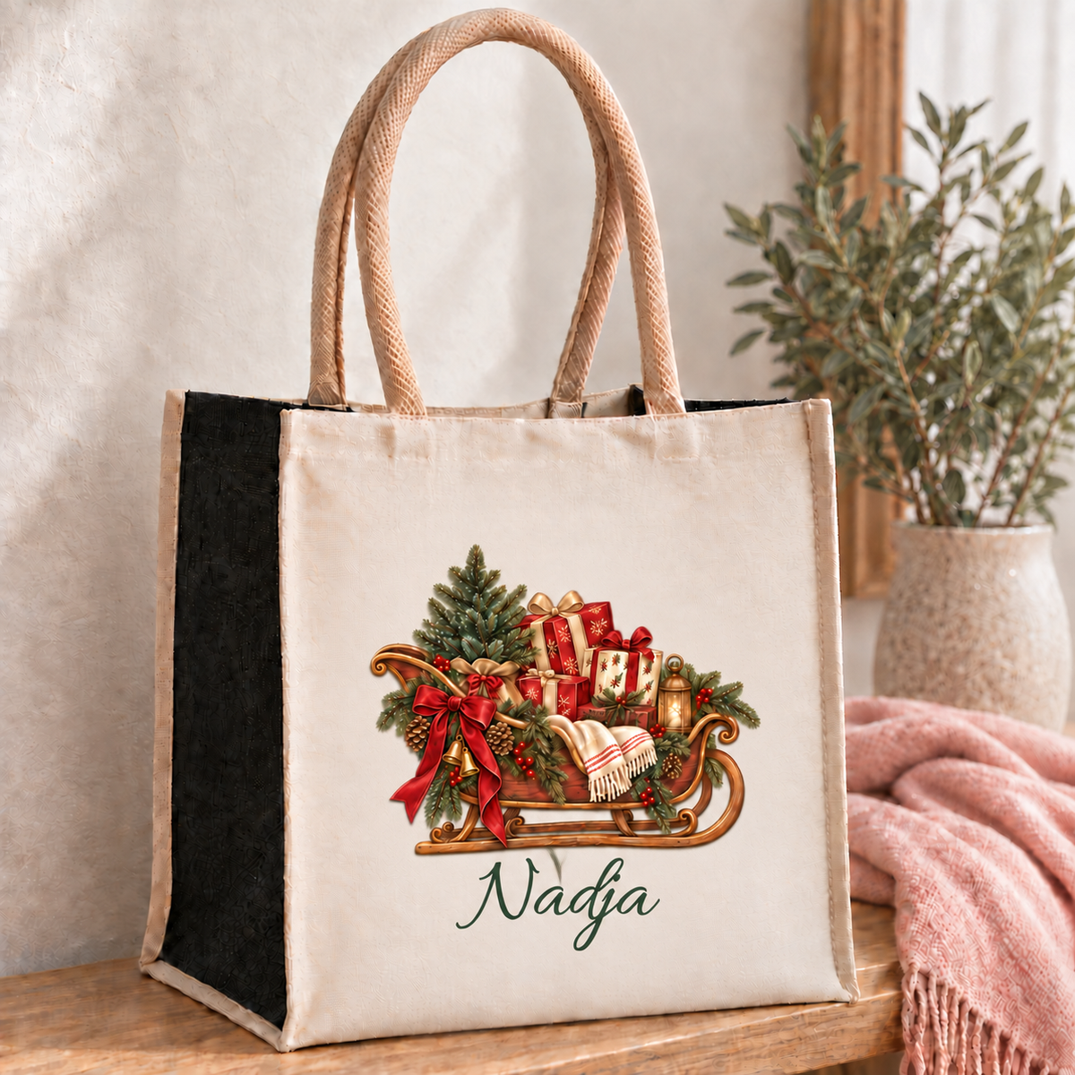 Weihnachtliche Einkaufstasche mit Geschenkschlitten-Motiv und Namenszug auf einer Holzbank