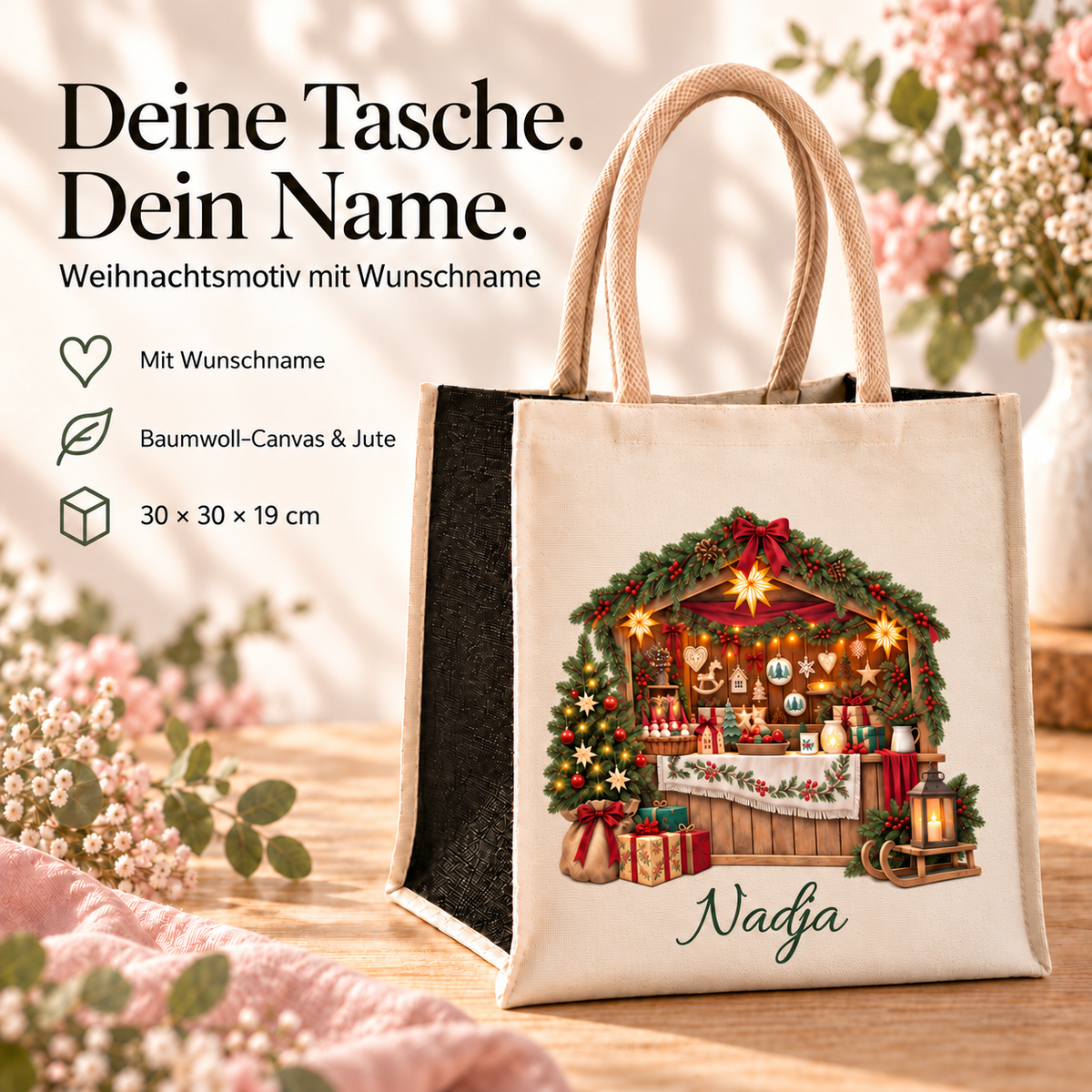 Weihnachtstasche mit Weihnachtsmarkt-Motiv neben Angaben zu Wunschname, Baumwoll-Canvas, Jute und Taschenmaßen