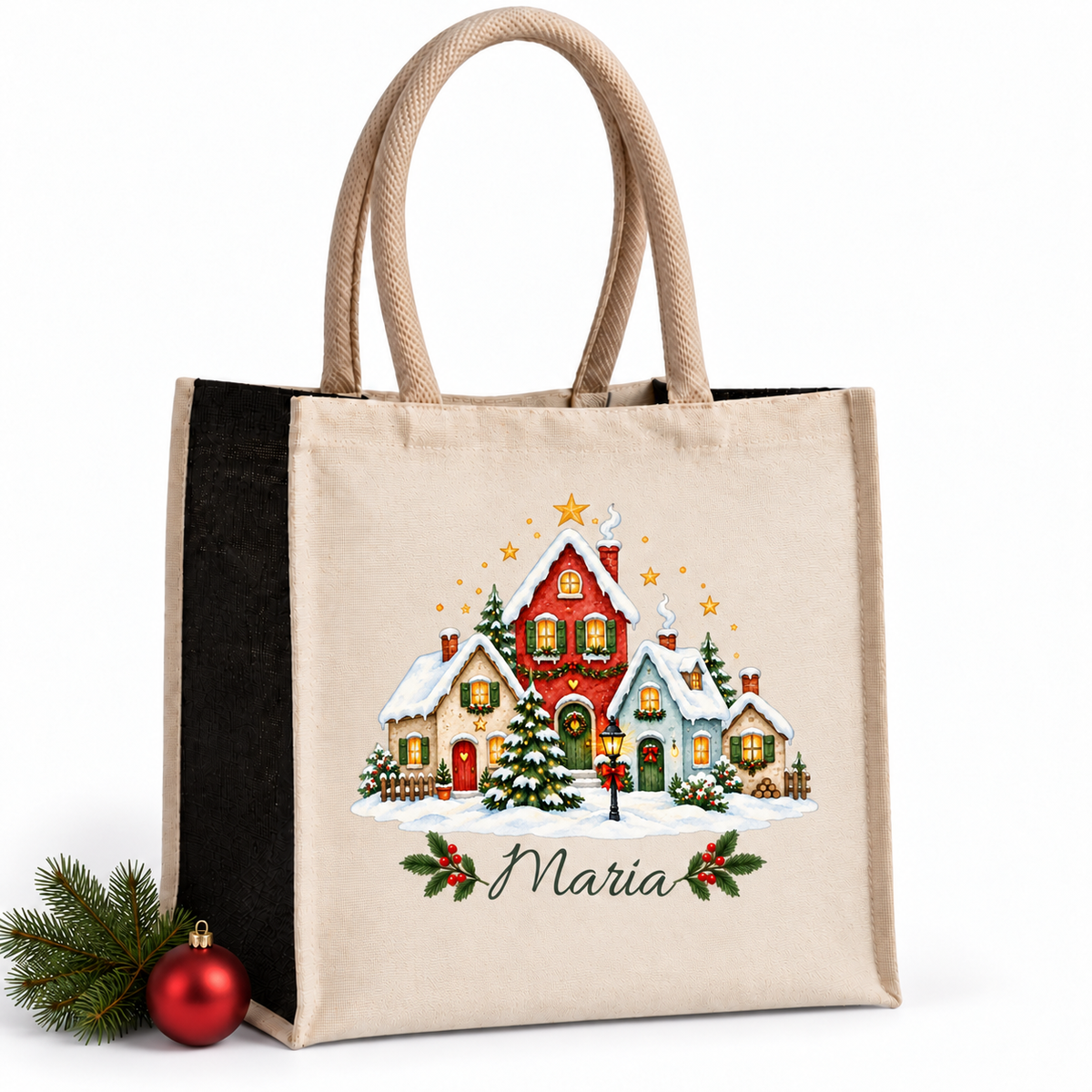 Naturfarbene Tasche mit schwarzen Seiten, Motiv Kleines Weihnachtsdorf und personalisiertem Wunschnamen.