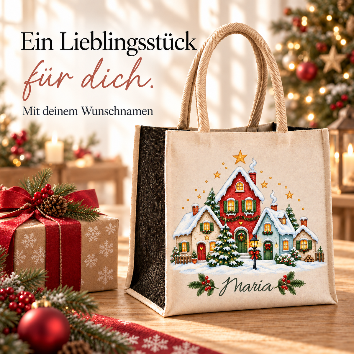 Tasche mit Motiv „Kleines Weihnachtsdorf“ und Wunschname neben einem weihnachtlich verpackten Geschenk.
