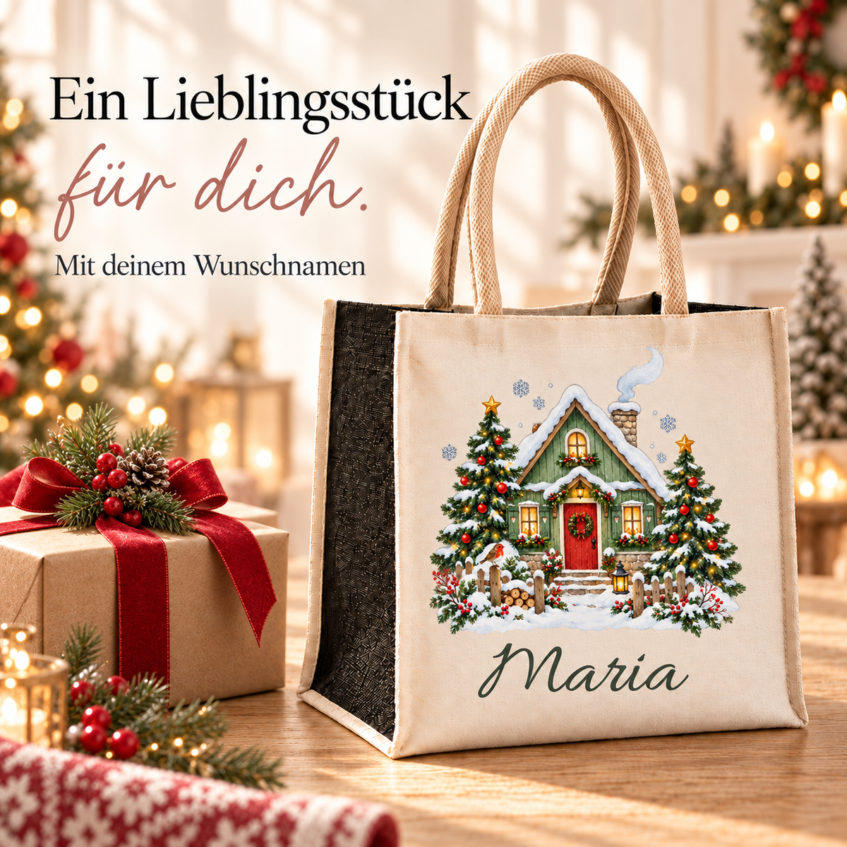 Tasche mit Motiv „Waldhäuschen mit Tannen“ und Wunschname neben einem weihnachtlich verpackten Geschenk.