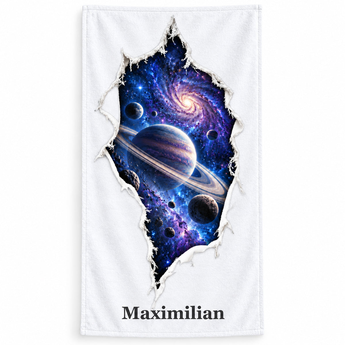 Weißes Handtuch mit Galaxie-Motiv als gedruckte Riss-Illusion und Wunschname unter der Szene.