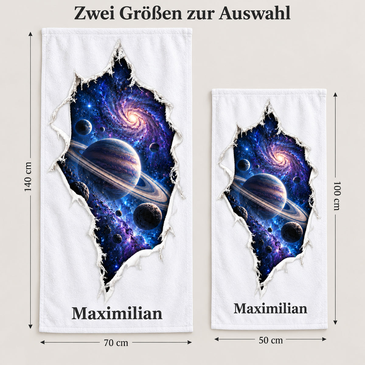 Zwei Größen des Handtuchs mit Galaxie-Motiv im Vergleich: 70 × 140 cm und 50 × 100 cm.