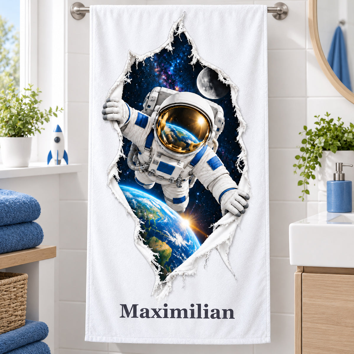 Handtuch mit Astronaut-Motiv und Wunschname im Badezimmer mit blauen Akzenten.