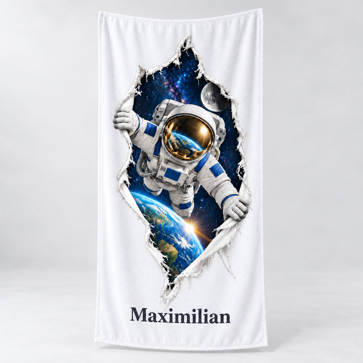 Vollständiges weißes Handtuch mit Astronaut-Aufdruck und Wunschname vor hellem Hintergrund.