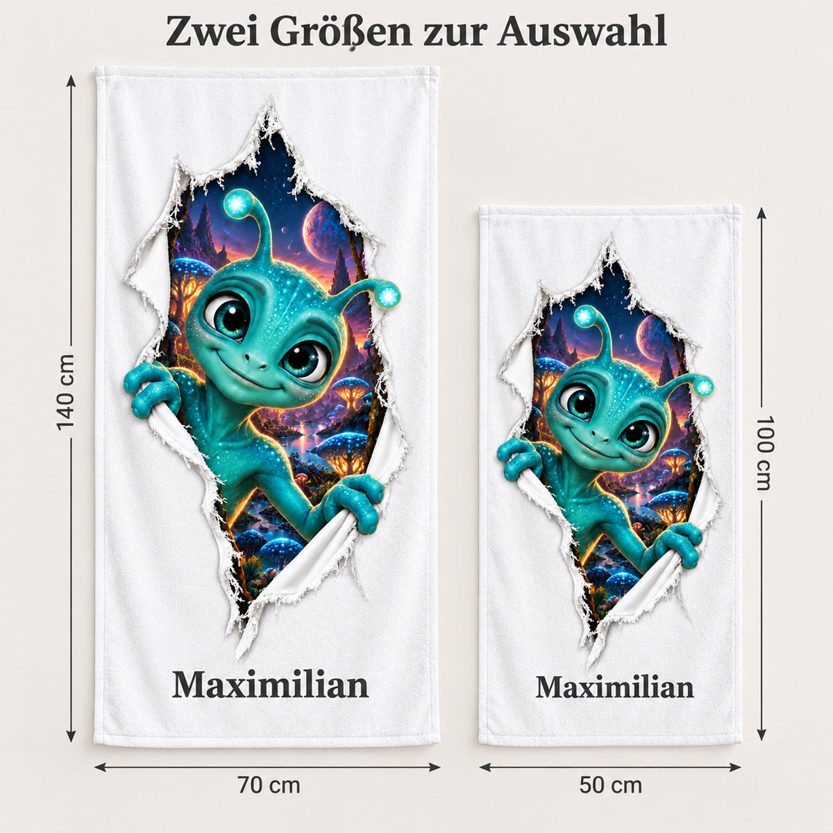 Zwei Größen des Handtuchs mit Freundlicher Alien-Motiv im Vergleich: 70 × 140 cm und 50 × 100 cm.