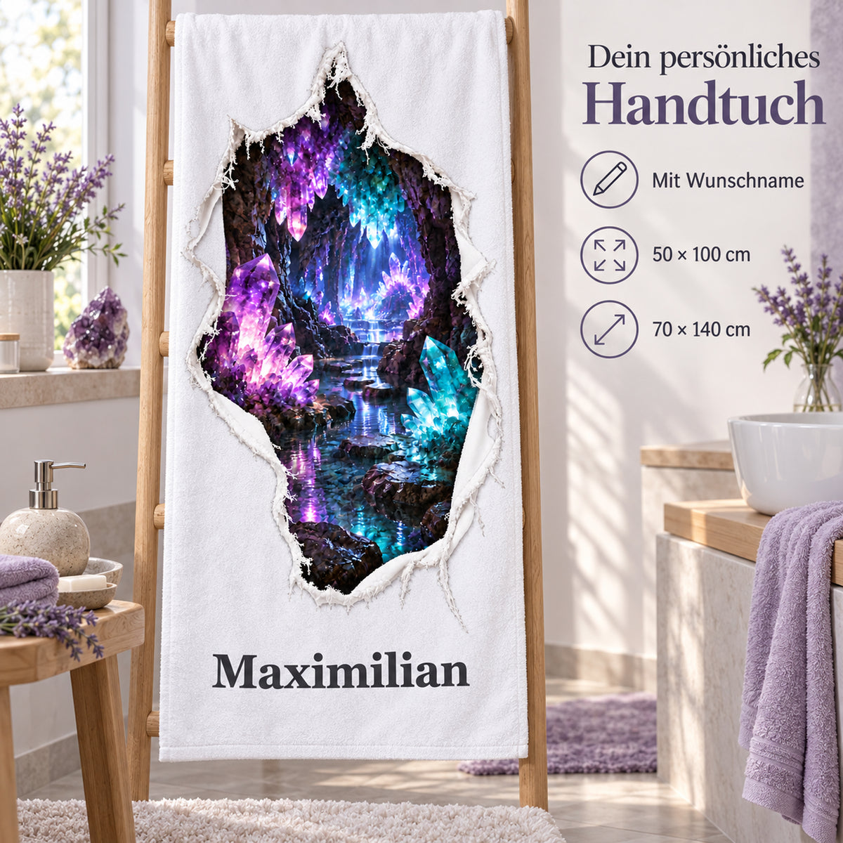Handtuch mit Kristallhöhle-Motiv, Wunschname und Angaben zu den beiden wählbaren Größen.