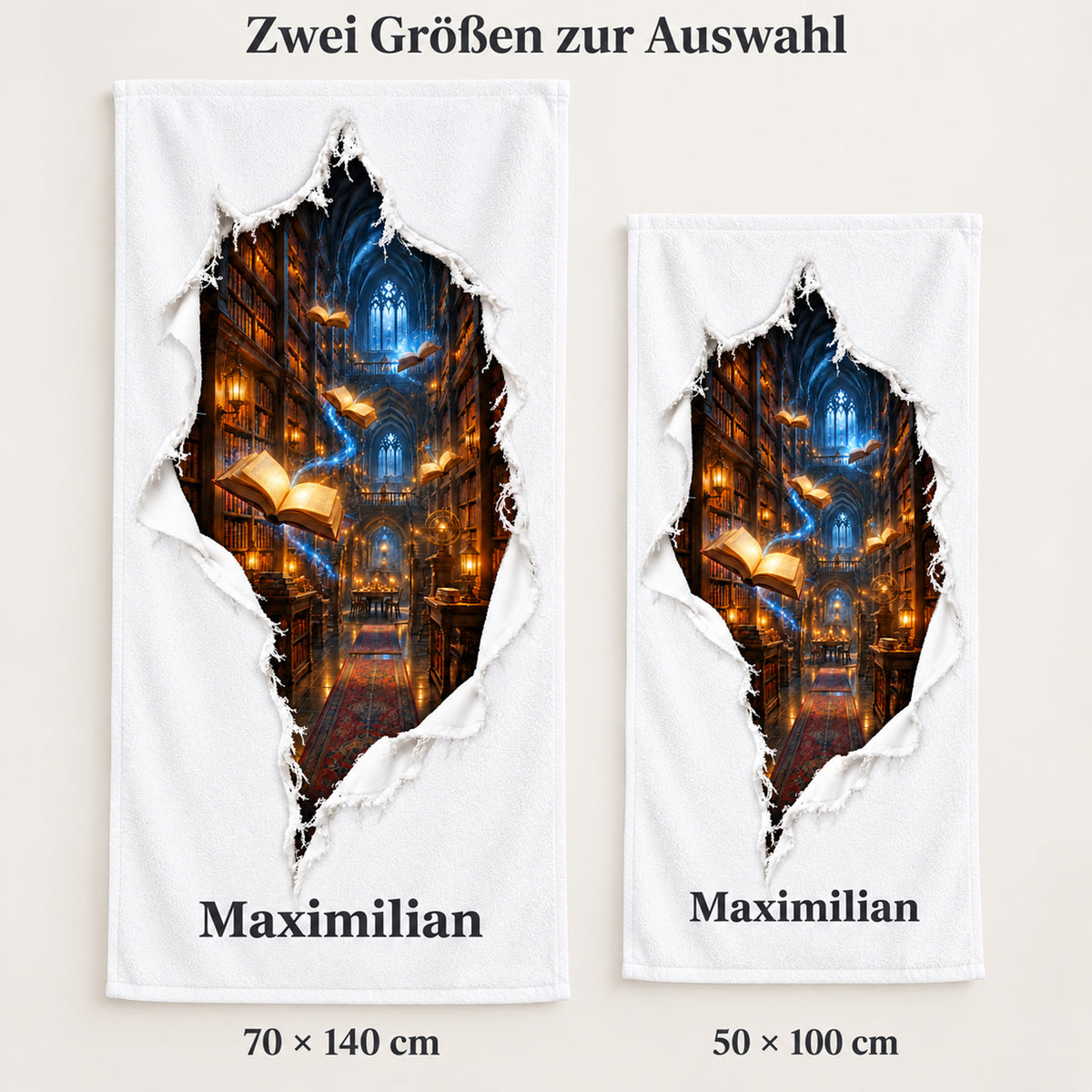 Zwei Größen des Handtuchs mit Magische Bibliothek-Motiv im Vergleich: 70 × 140 cm und 50 × 100 cm.