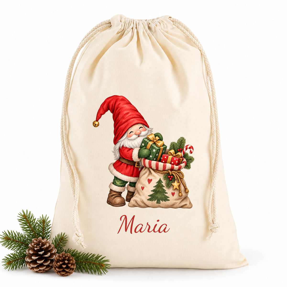 Naturfarbener Geschenksack mit Wichtel-Motiv und rotem Wunschnamen, Tannengrün und Zapfen