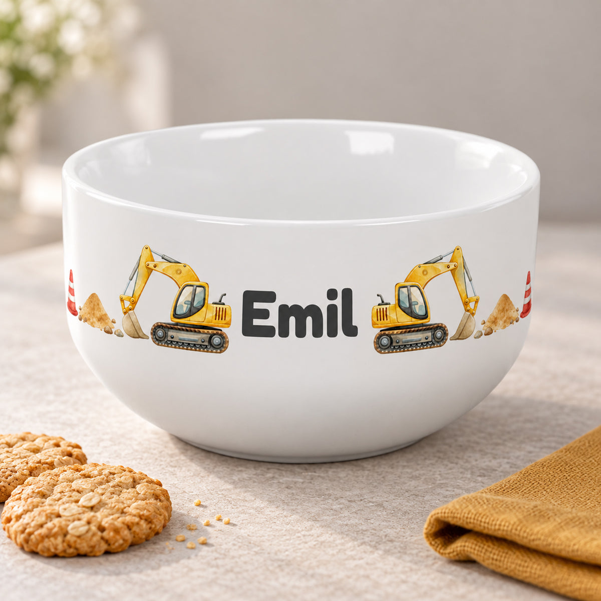 Bagger-Müslischale mit Namen auf einem gedeckten Frühstückstisch