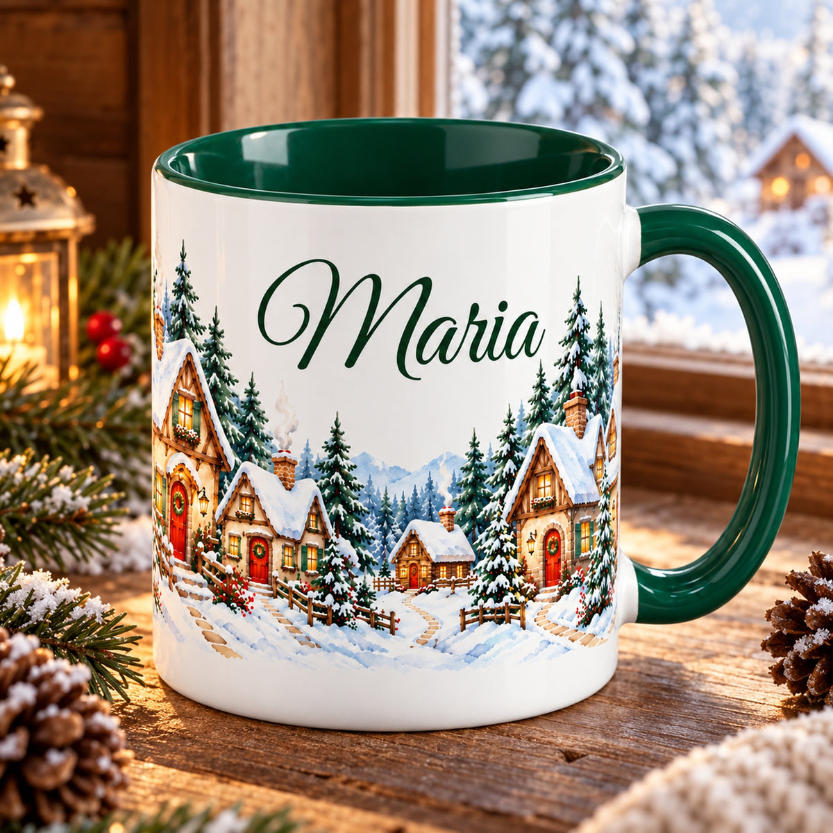 Personalisierte Tasse Waldhäuschen auf einem Holztisch vor einem winterlichen Waldfenster.