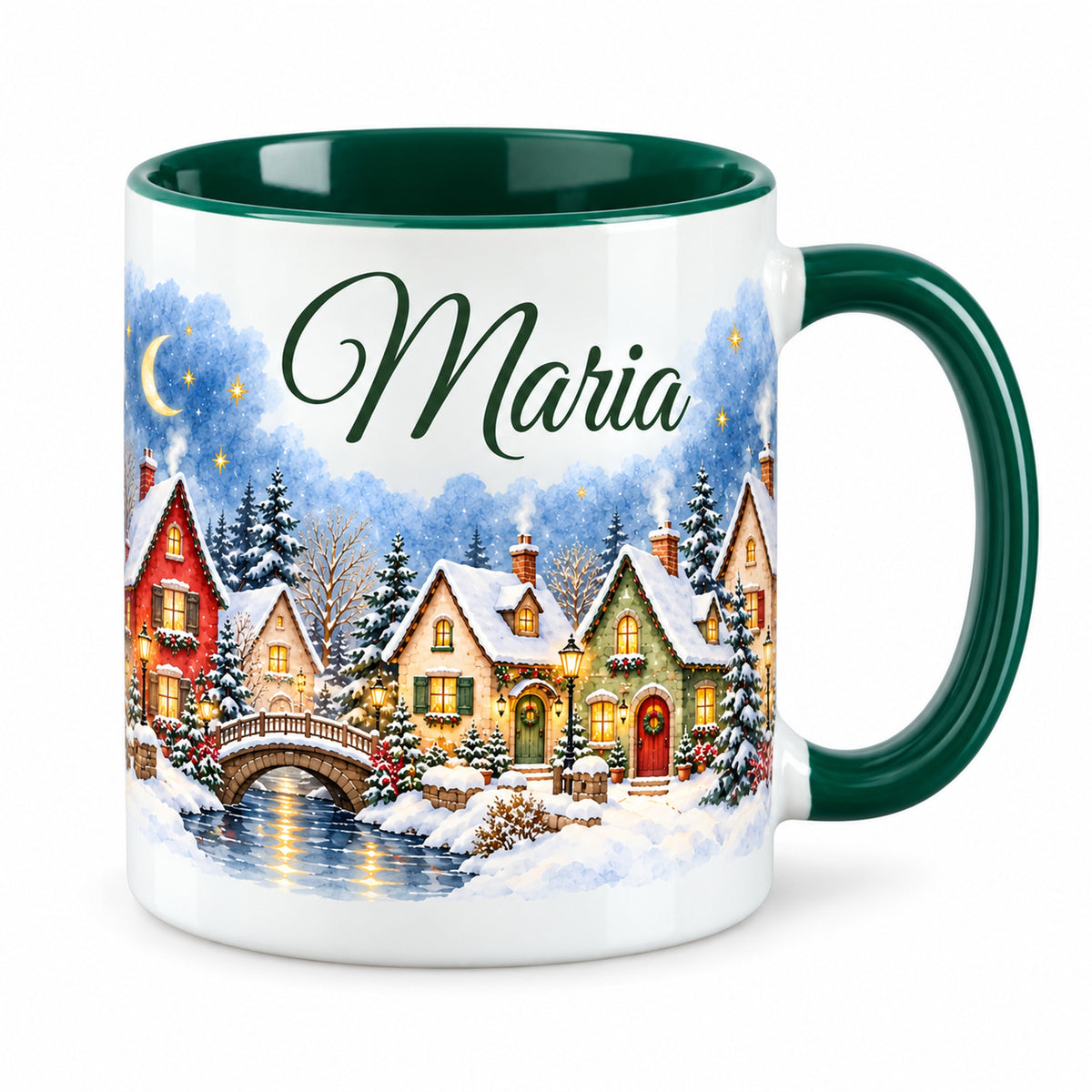 Weiße Tasse mit grünem Henkel, Winterhäuschen, Mond und Sternen und personalisiertem Namen.