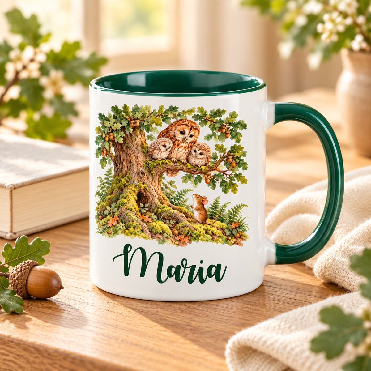 Namenstasse mit Eulenfamilie und Maus auf einem Holztisch neben Buch und Naturdekoration.