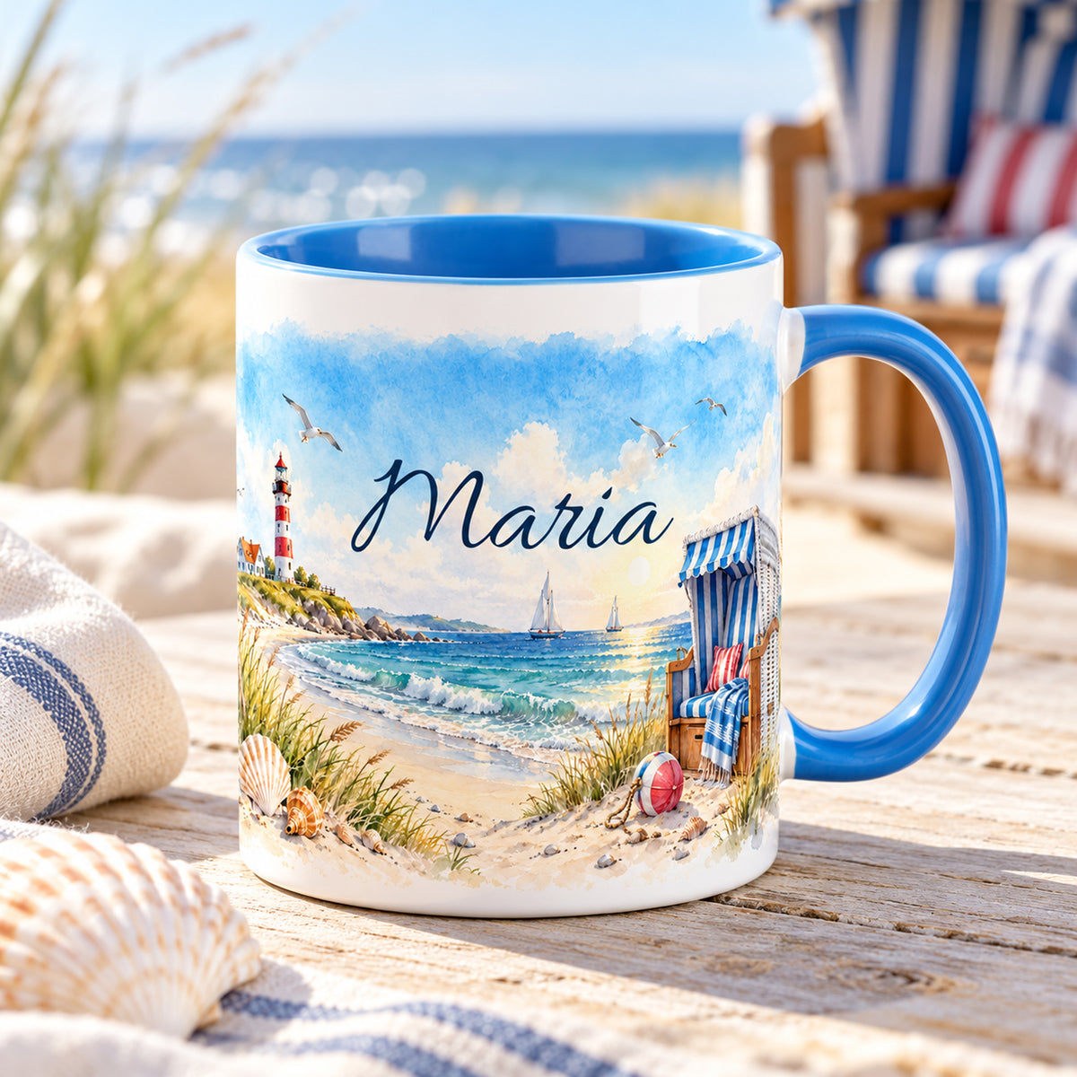 Personalisierte maritime Tasse mit Strandkorb, Meer und hellblauem Henkel in Küstenszene