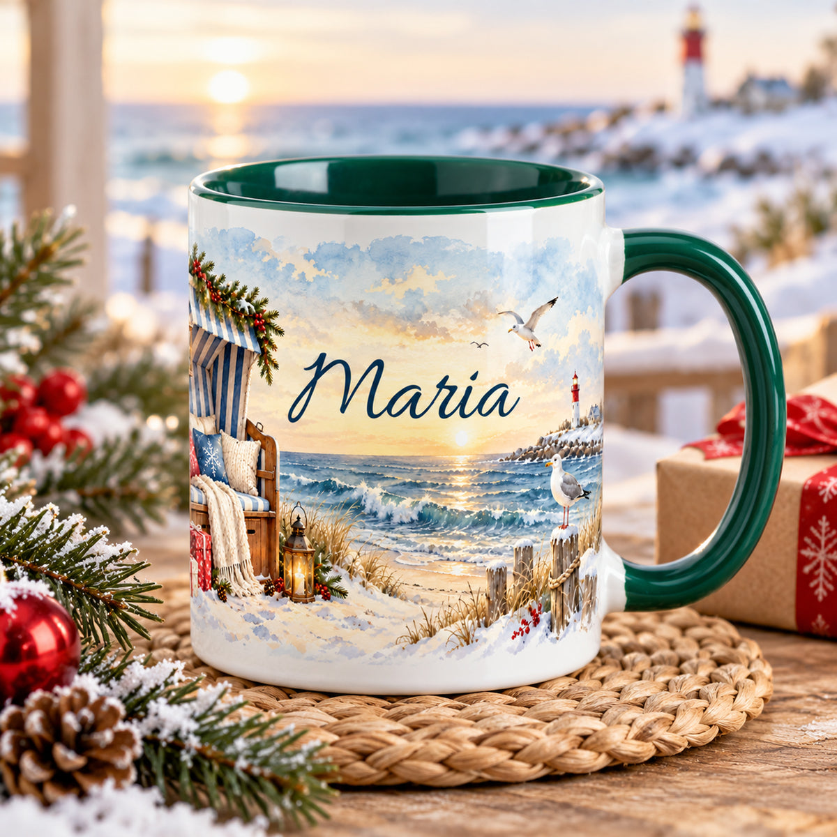 Personalisierte weiß-grüne Weihnachtstasse mit Weihnachten am Strandkorb in einer maritimen Weihnachtsszene.