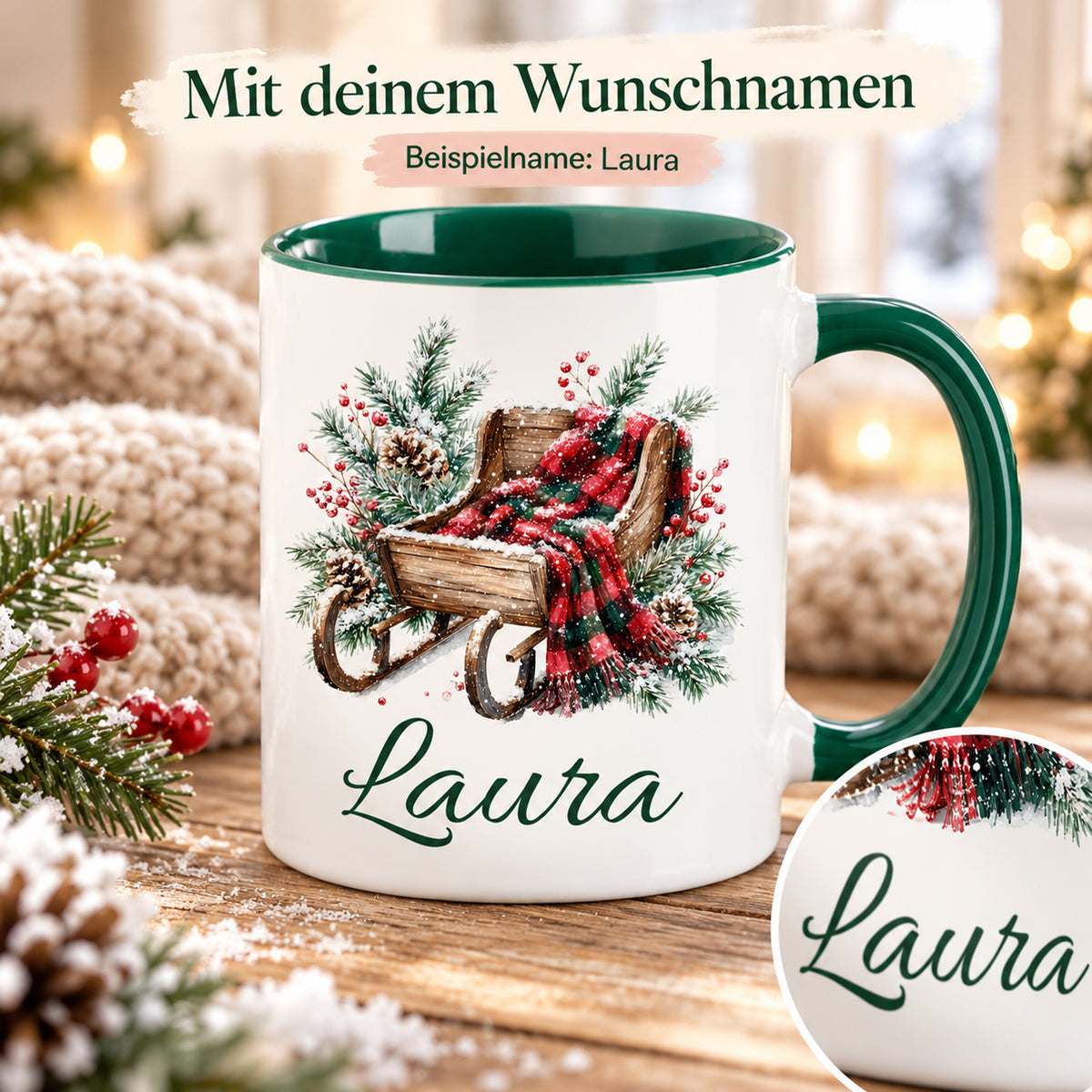 Personalisierte Tasse mit Schlitten-Motiv; vergrößertes Detail der dunkelgrünen Namensschrift.