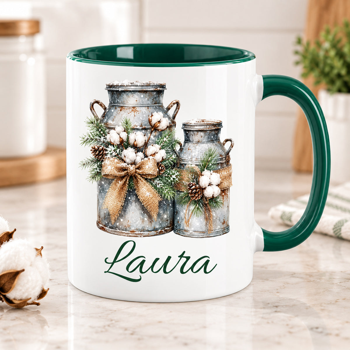 Weihnachtstasse mit Milchkannen-Motiv und Wunschname, weißer Körper, grüner Henkel und Innenraum.