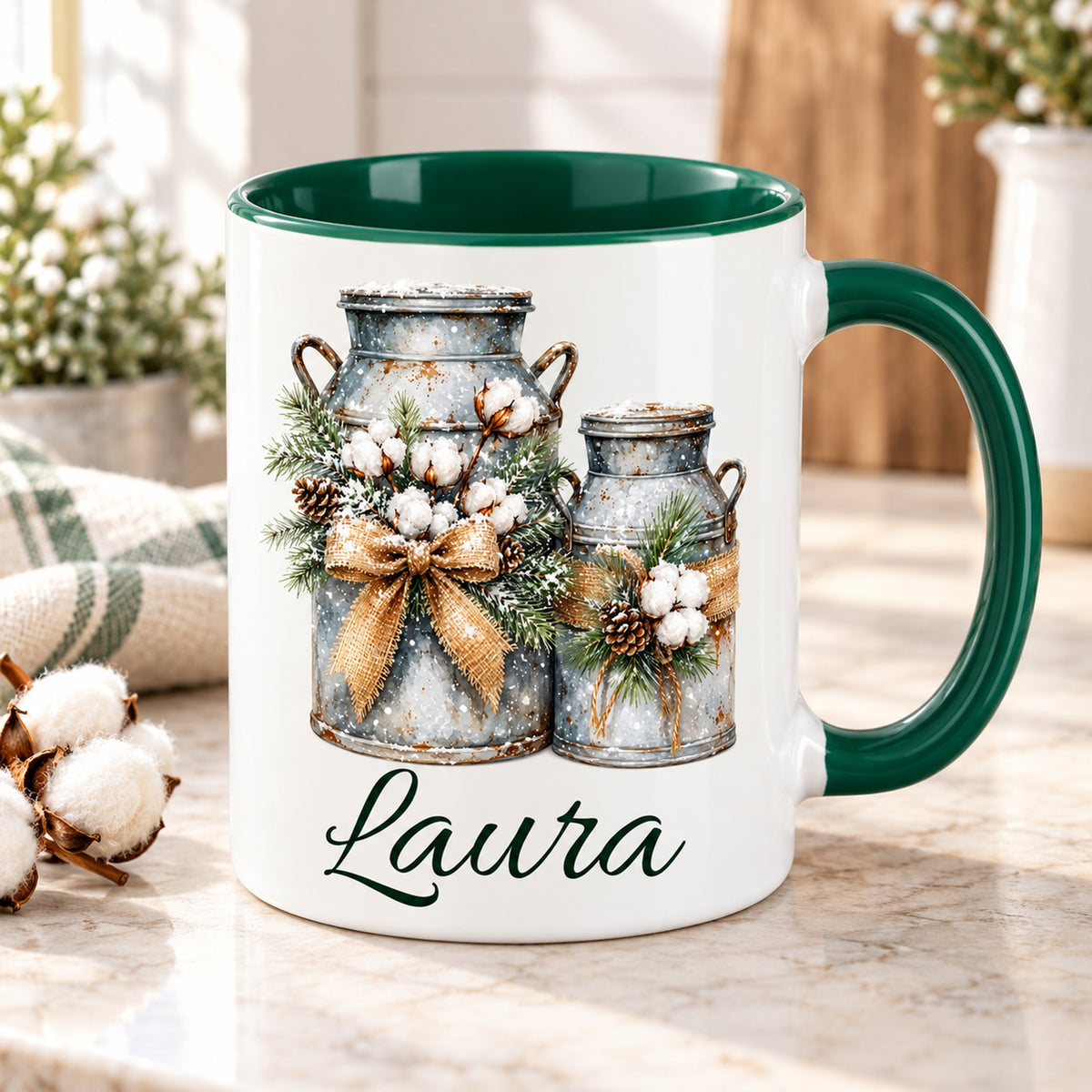 Schrägansicht der Tasse mit Milchkannen-Motiv und Wunschname; grüner Innenraum sichtbar.