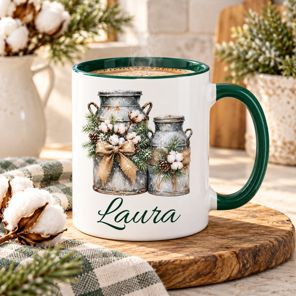 Tasse mit Milchkannen-Motiv und Wunschname in einer weihnachtlichen Wohnszene.