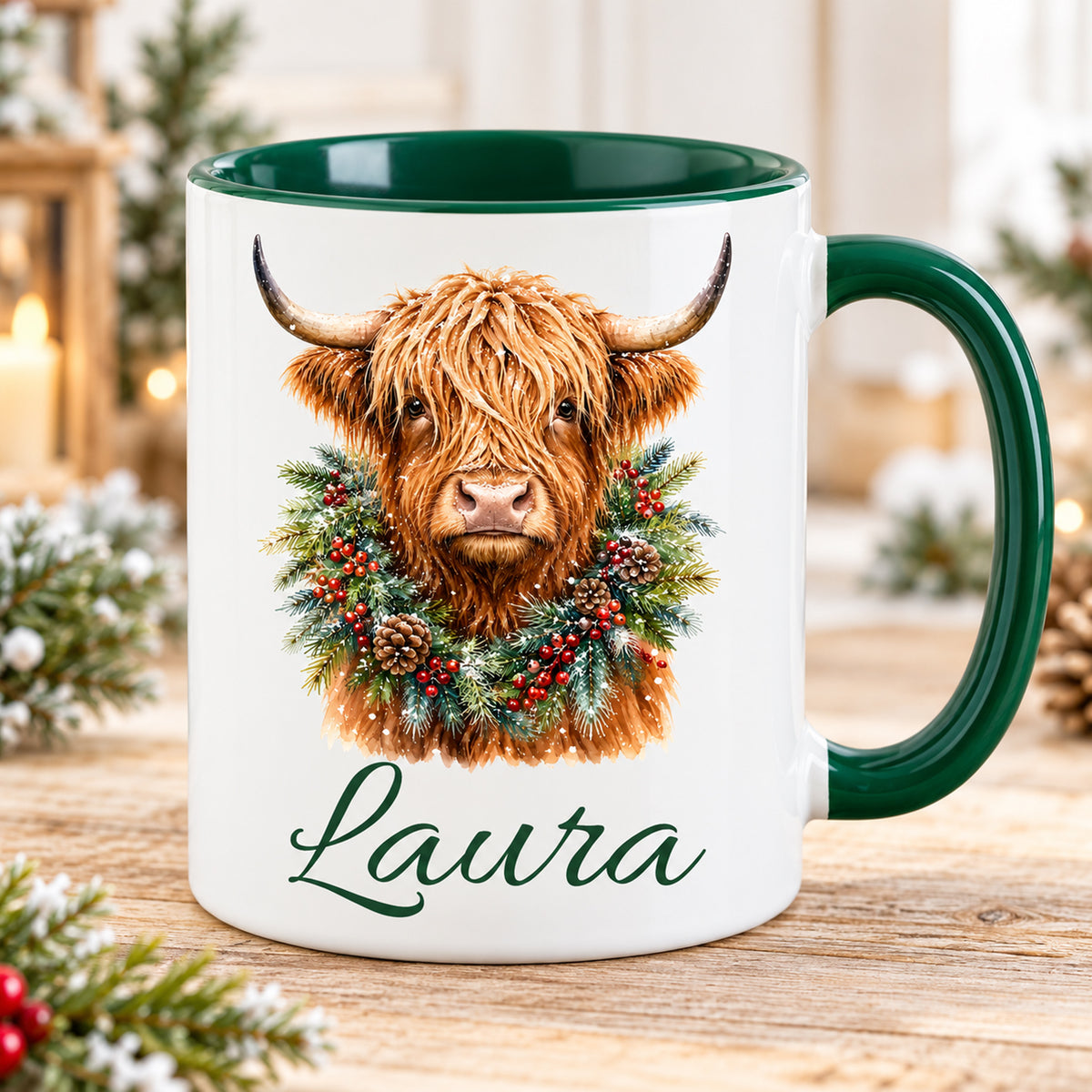 Weihnachtstasse mit Hochlandrind-Motiv und Wunschname, weißer Körper, grüner Henkel und Innenraum.
