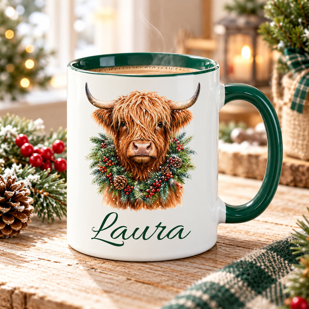 Tasse mit Hochlandrind-Motiv und Wunschname in einer weihnachtlichen Wohnszene.