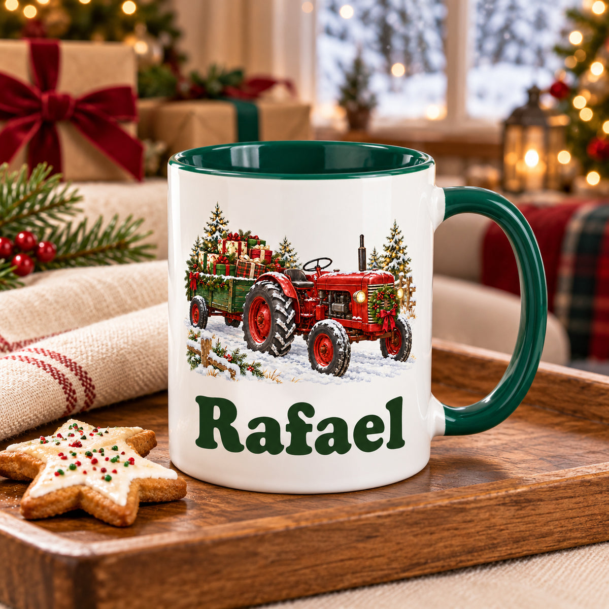 Weiße Treckertasse mit grünem Henkel und Innenraum auf Holztablett, daneben Weihnachtsplätzchen, vor einem Winterfenster.