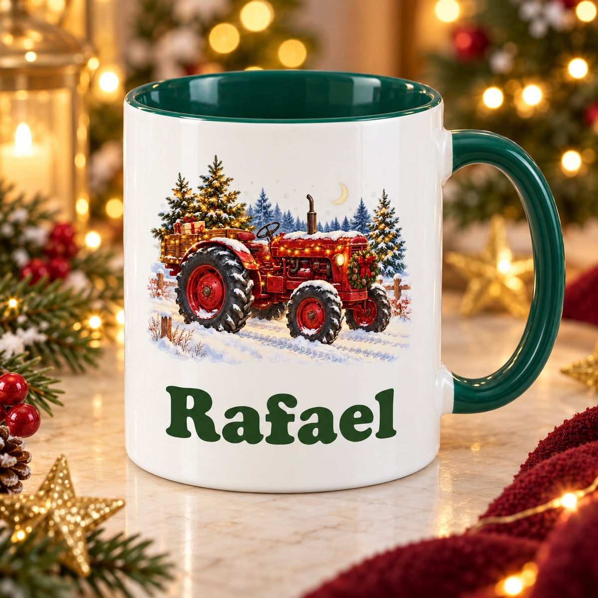 Weiße Tasse mit grünem Henkel und Innenraum, Trecker mit Lichterkette und Wunschname schräg auf einem Holztisch.