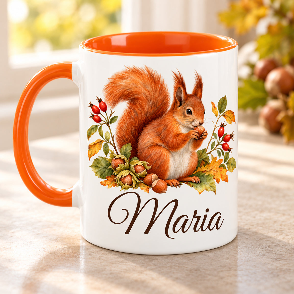 Rückseite der personalisierten Eichhörnchen-Tasse mit orangefarbenem Henkel und gleichem Herbstmotiv.