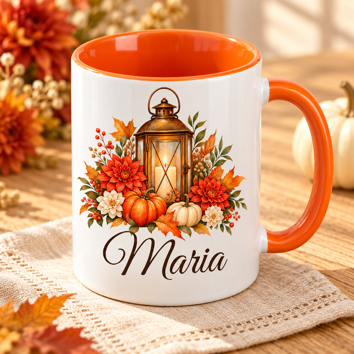Schrägansicht der Herbsttasse mit Laterne, Blumen, Wunschname und orangefarbener Innenseite.