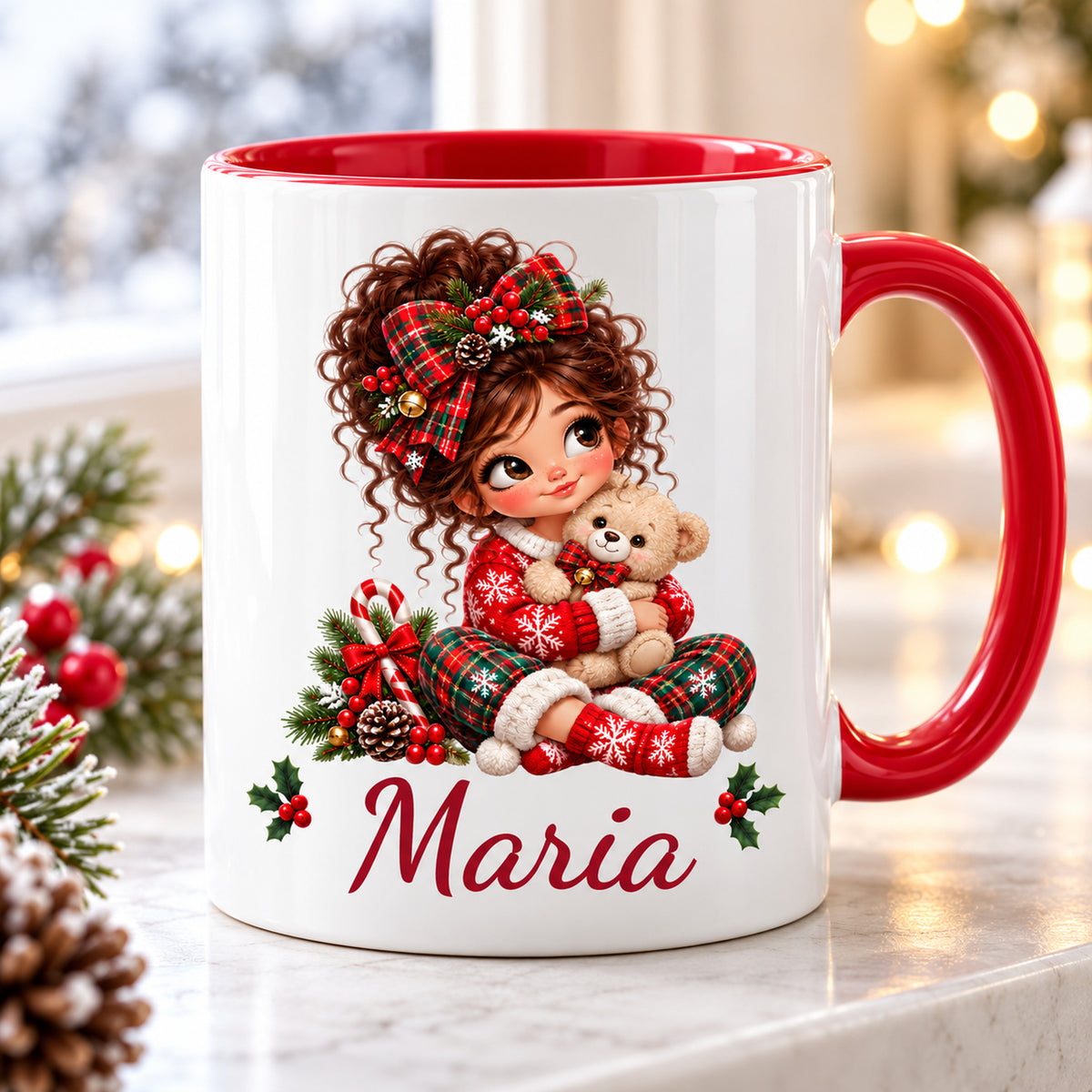 Personalisierte Weihnachtstasse mit Mädchenmotiv Teddy und Wunschname, weiß mit rotem Henkel und roter Innenseite.