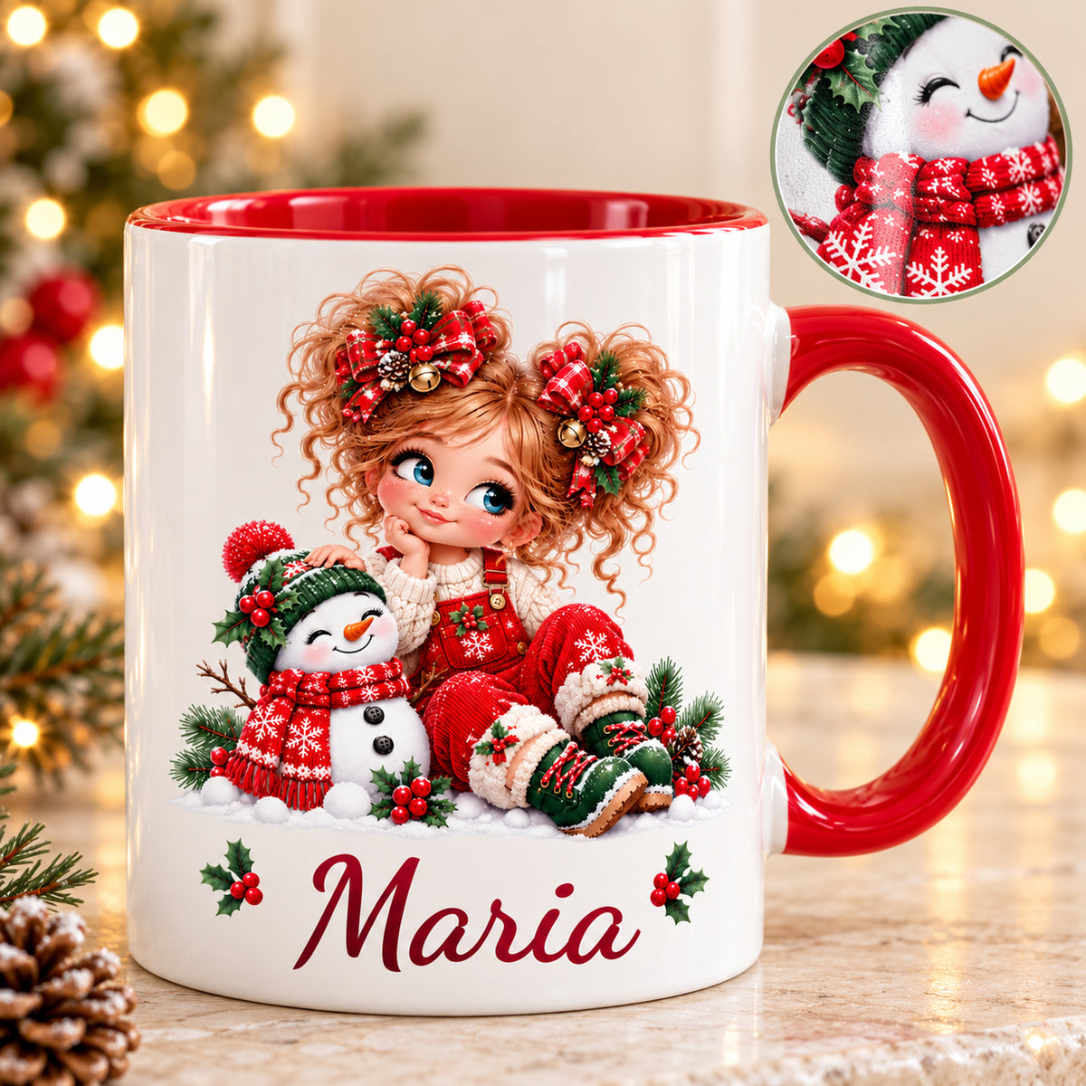 Schrägansicht der weißen Weihnachtstasse Schneemann mit Wunschname und rotem Innenraum.