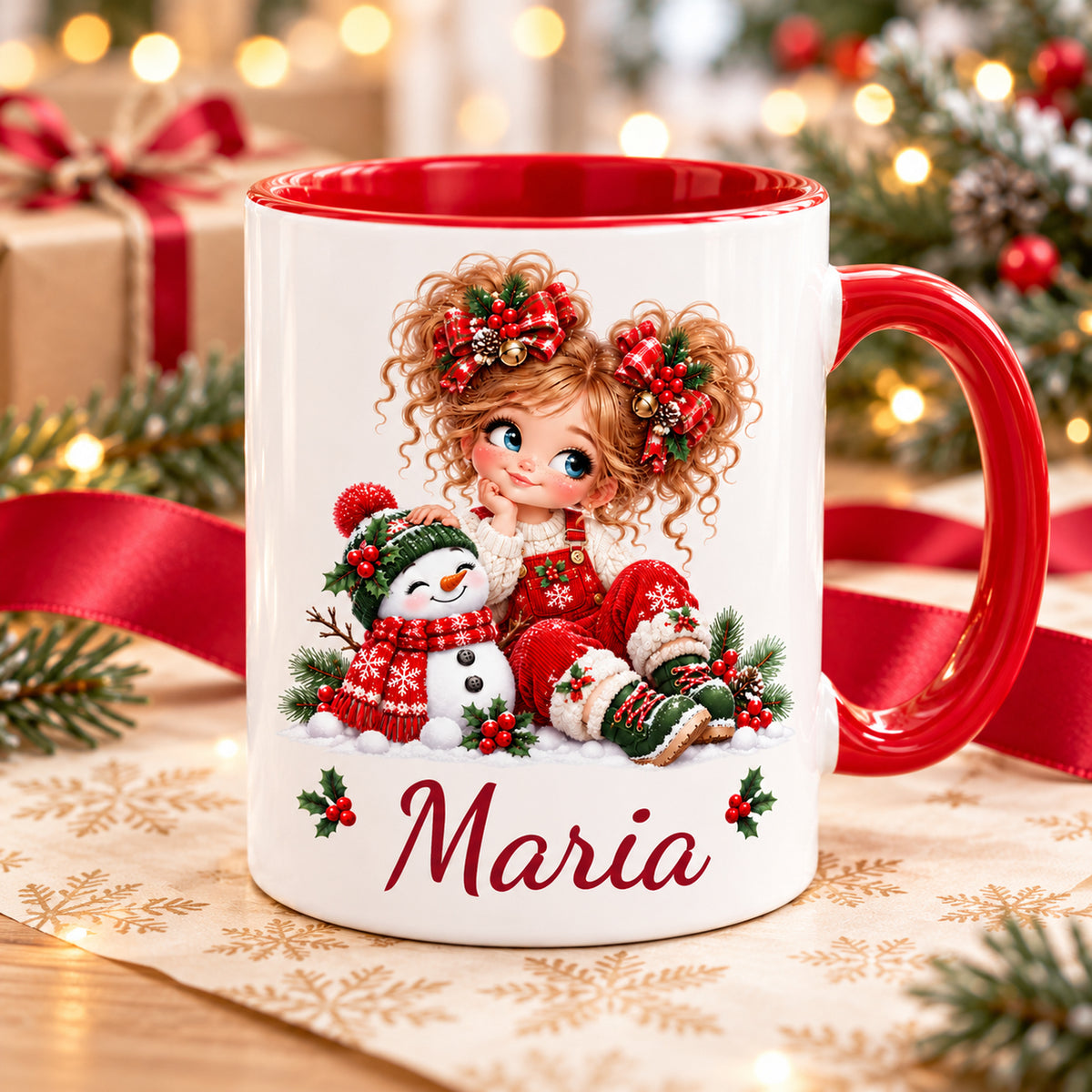 Personalisierte Weihnachtstasse Schneemann mit Wunschname in weihnachtlicher Geschenkszene.