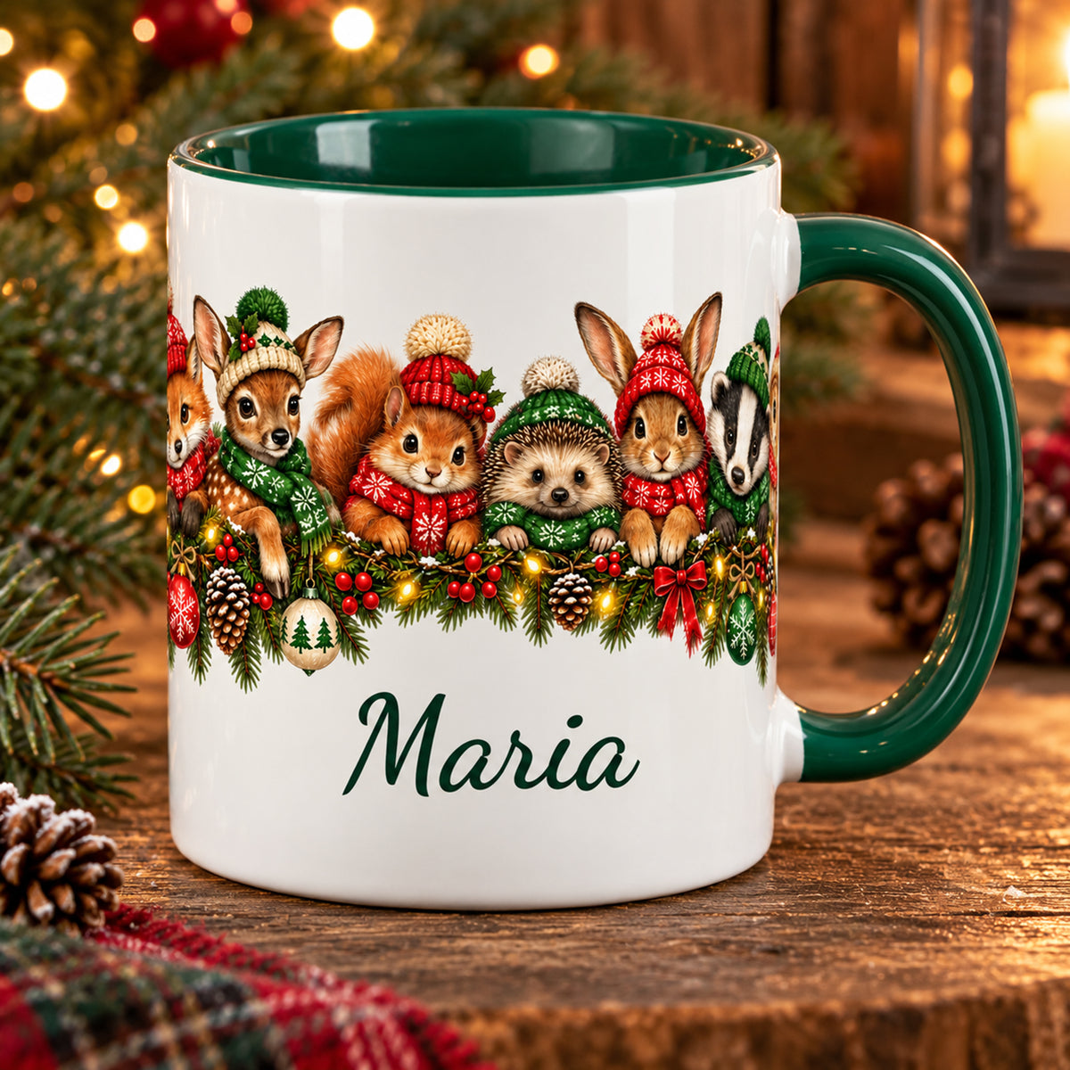 Personalisierte Waldtier-Tasse mit grünem Henkel vor warmen Weihnachtslichtern.