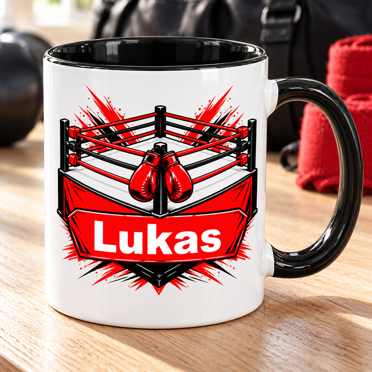 Boxring-Tasse mit Wunschname schräg von oben; schwarzer Innenbereich und Henkel sichtbar.