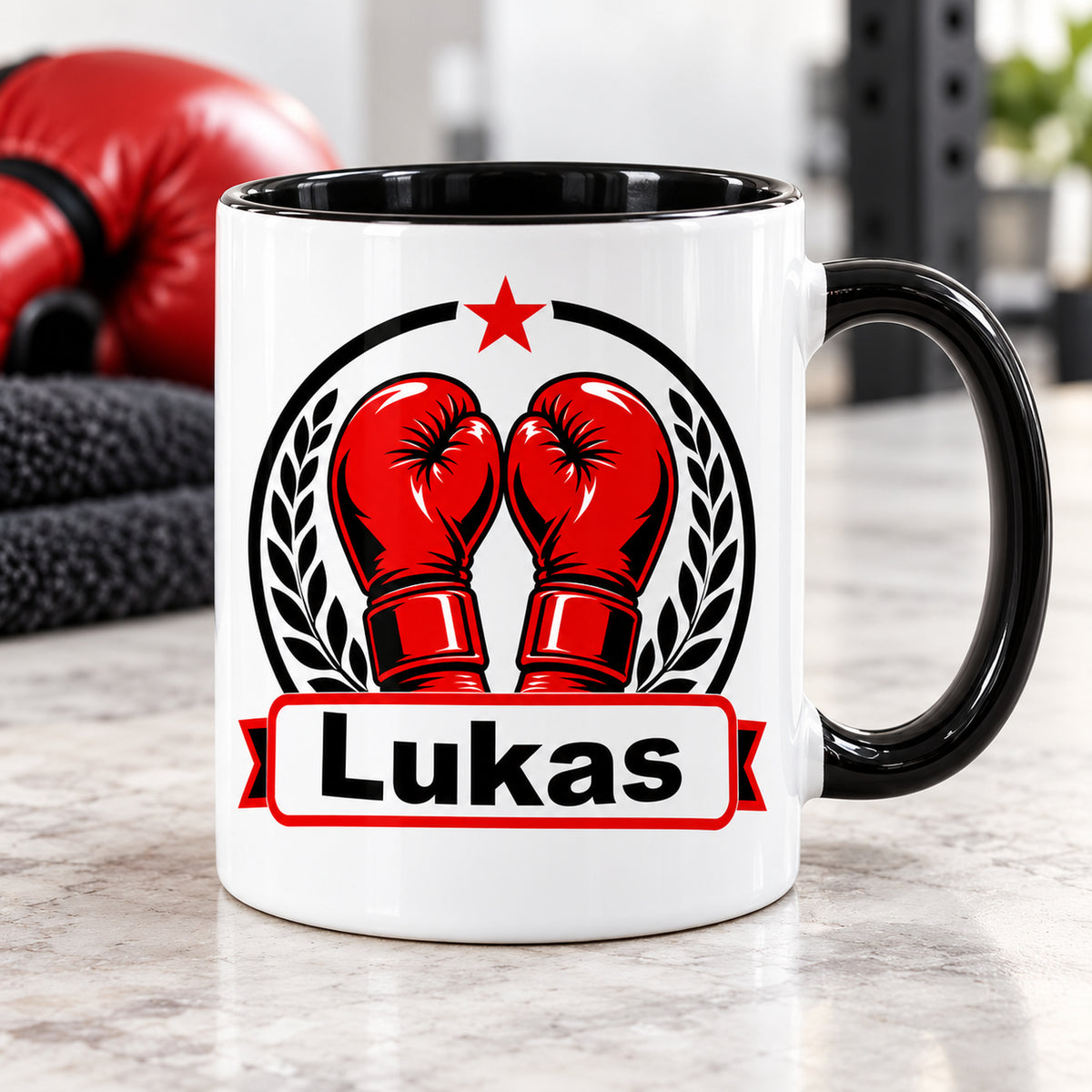 Weiße Boxsport-Tasse mit schwarzem Henkel, roten Boxhandschuhen im Lorbeerkranz und Namen Wunschname.