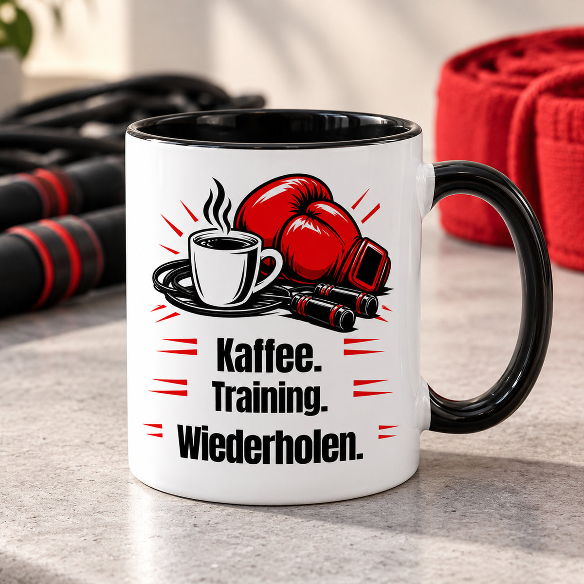 Weiße Boxsport-Tasse mit schwarzem Henkel, Rand und Innerem und Spruch „Kaffee. Training. Wiederholen.“ – Produktansicht in einer zum Boxsport passenden Alltagsszene.