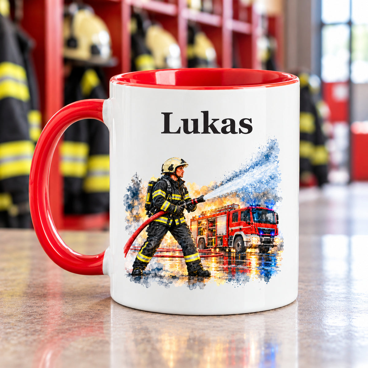 Gegenseite der personalisierten Tasse mit Feuerwehrmann im Motiv „Wasser marsch“