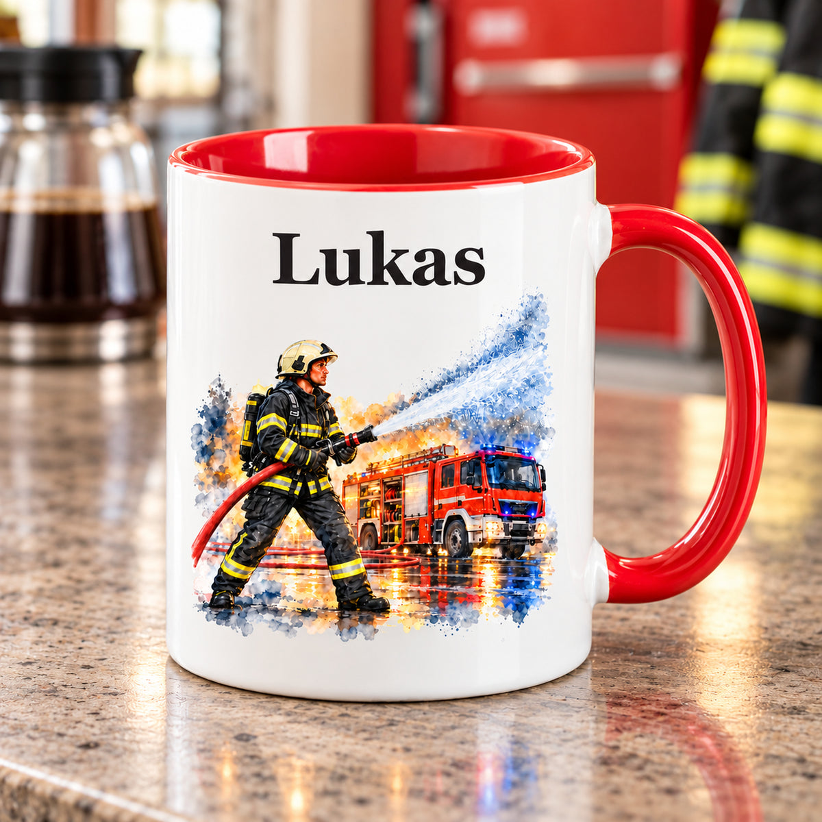 Schräge Ansicht der Tasse mit Feuerwehrmann im Motiv „Wasser marsch“