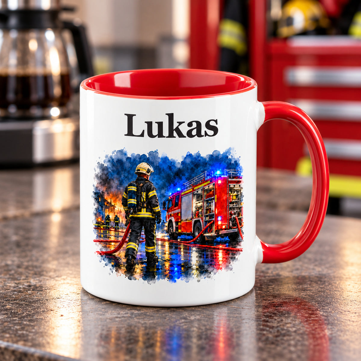 Schräge Ansicht der Tasse mit Feuerwehrmann im Motiv „Blaulicht bei Nacht“