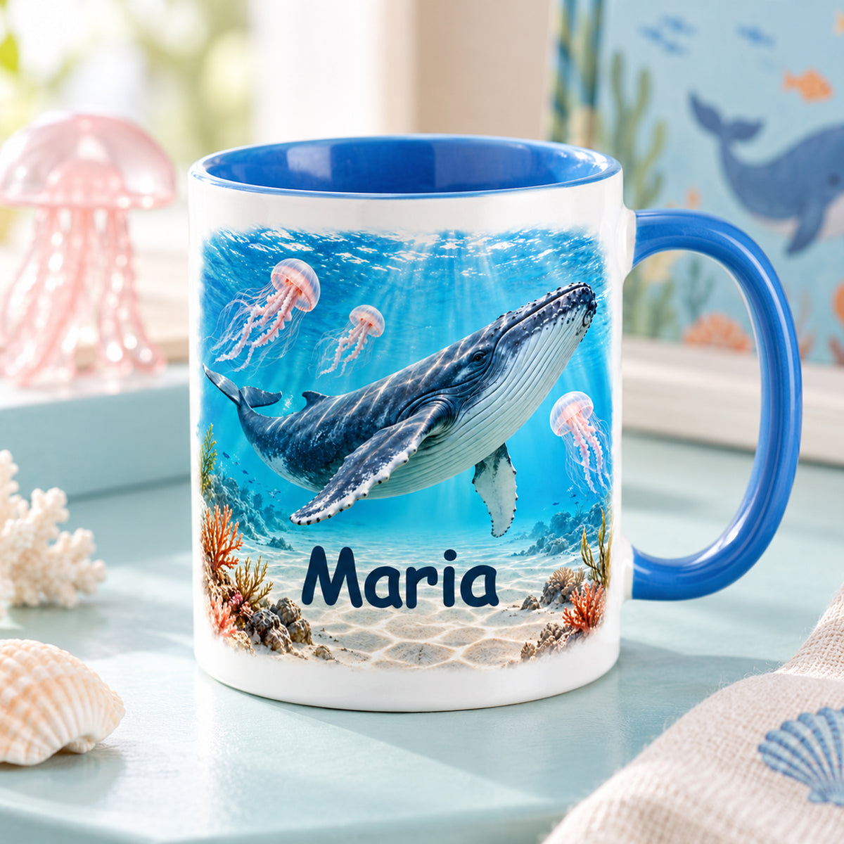 Wal-Tasse mit Wunschname und Quallengarten, hellblaue Innenseite und Henkel