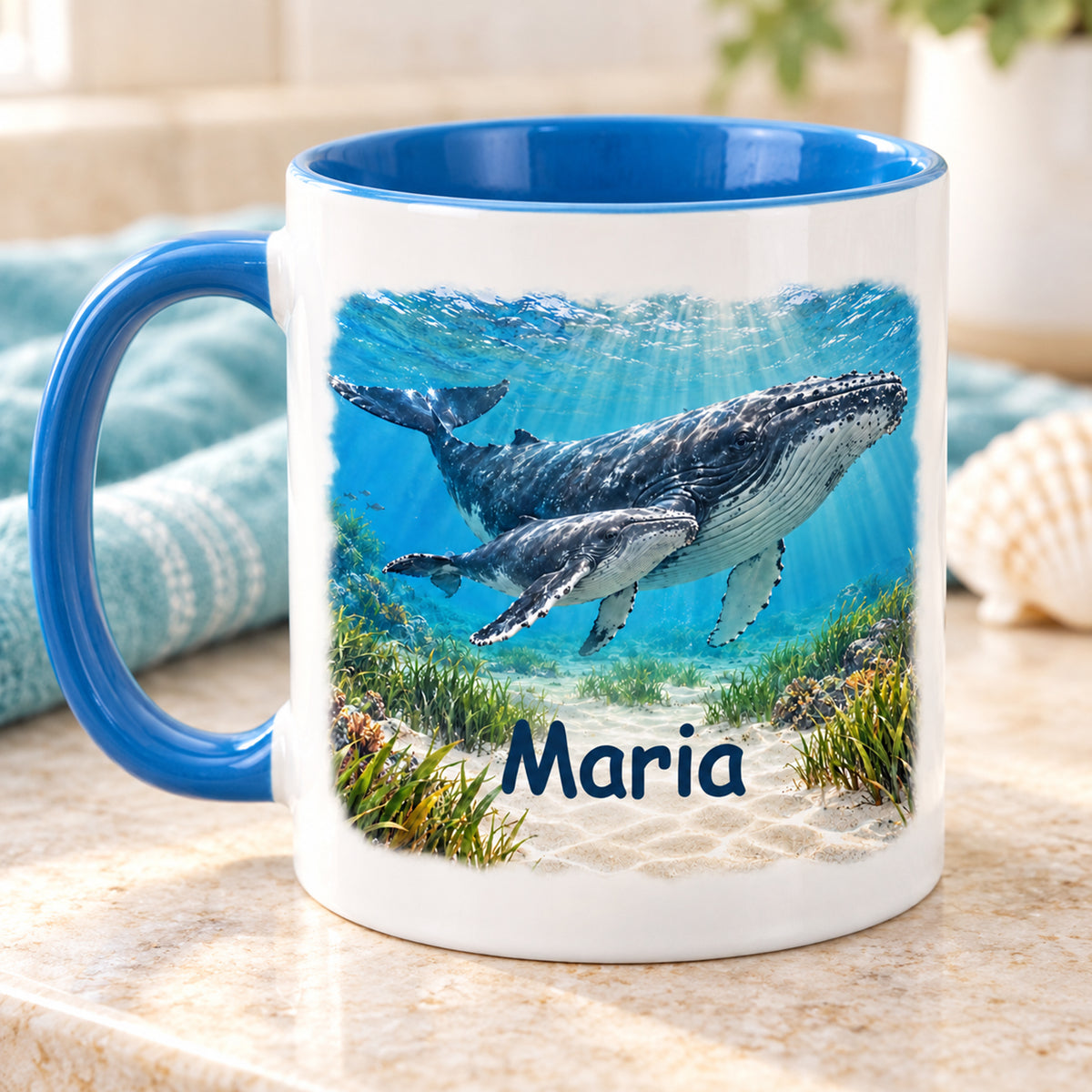 Wal-Tasse mit Wunschname und Wal mit Jungtier auf der Rückseite