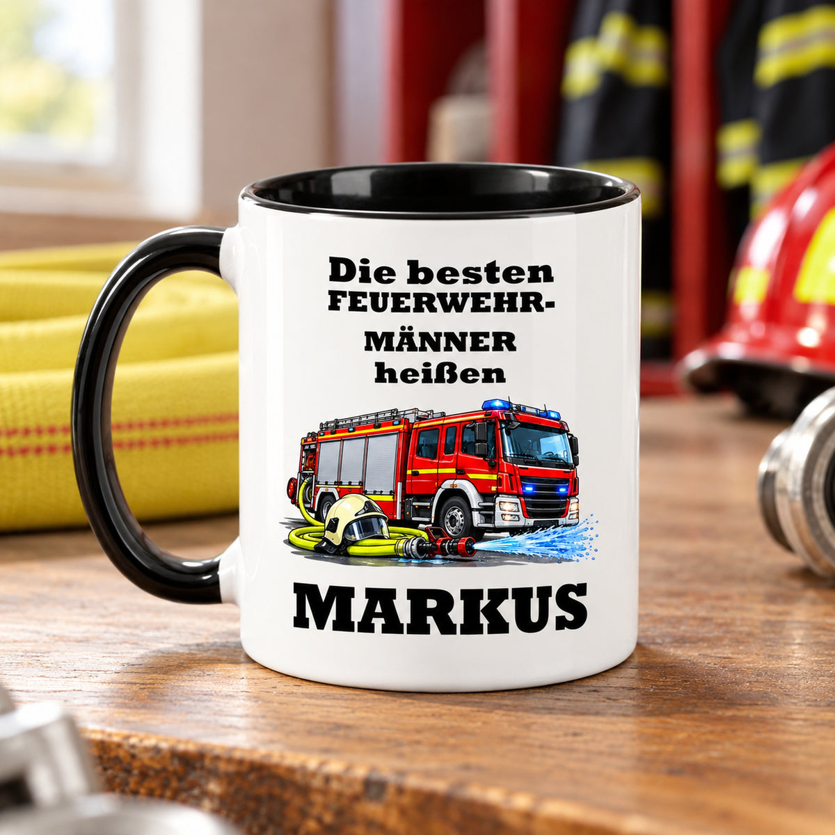 Rückseite der Feuerwehrmann-Tasse mit demselben Cartoonmotiv und Wunschnamen, schwarzer Henkel links.