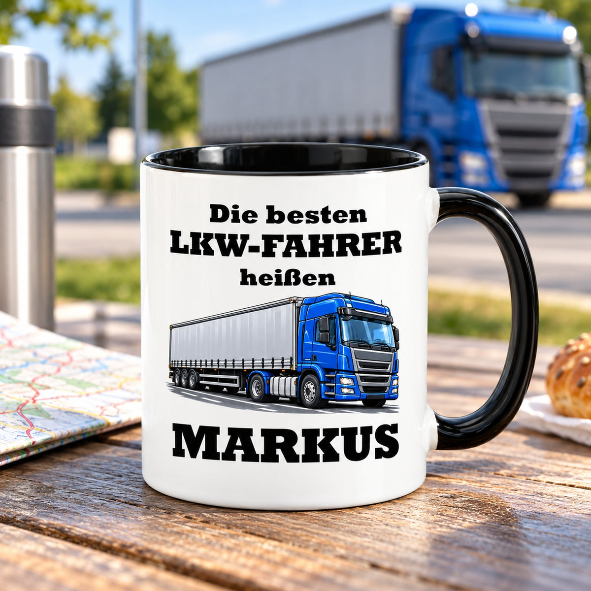 Personalisierte LKW-Fahrer-Tasse mit Cartoonmotiv, weißem Körper und schwarzem Henkel in einer passenden Umgebung.