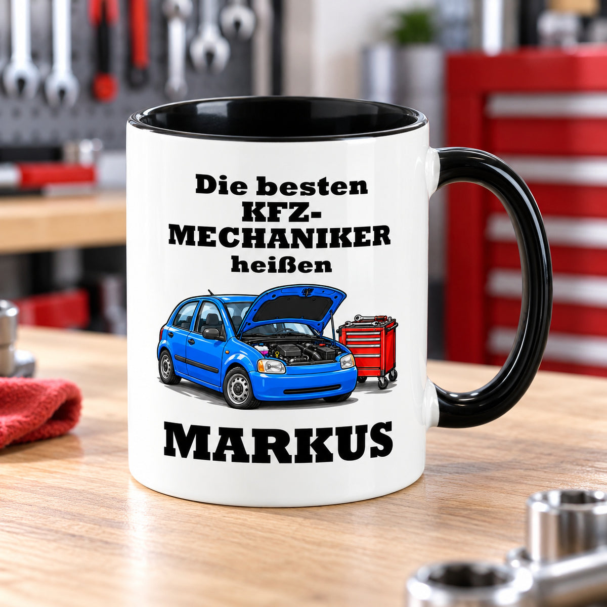 Schräge Ansicht der personalisierten KFZ-Mechaniker-Tasse mit sichtbarer schwarzer Innenseite und schwarzem Henkel.