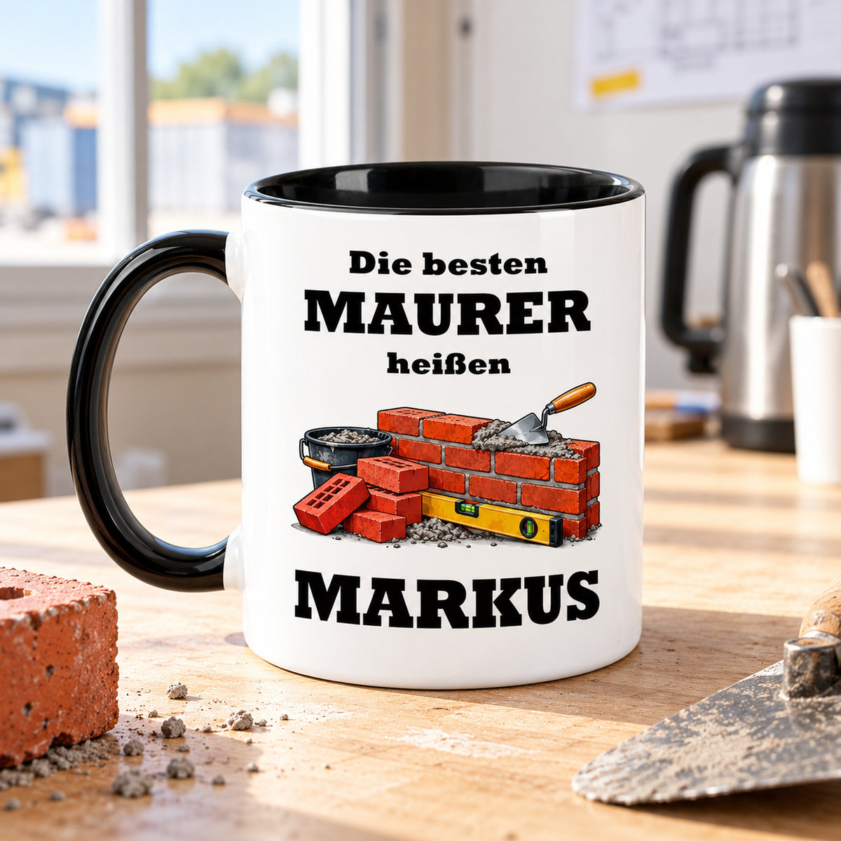Rückseite der Maurer-Tasse mit demselben Cartoonmotiv und Wunschnamen, schwarzer Henkel links.