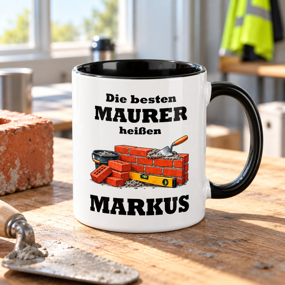 Schräge Ansicht der personalisierten Maurer-Tasse mit sichtbarer schwarzer Innenseite und schwarzem Henkel.