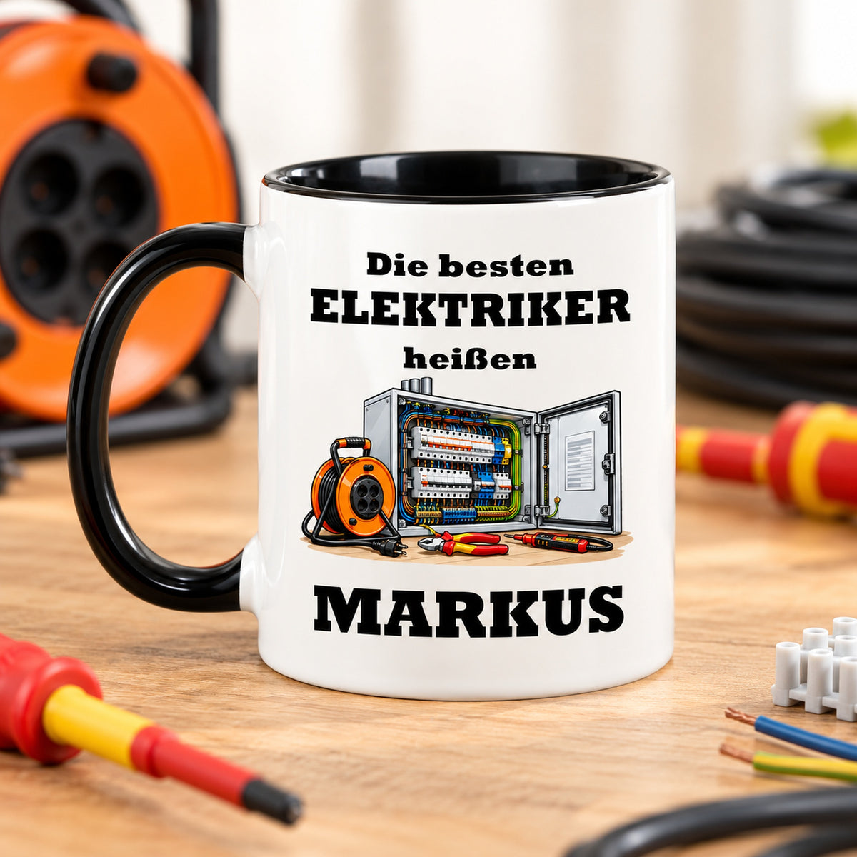 Rückseite der Elektriker-Tasse mit demselben Cartoonmotiv und Wunschnamen, schwarzer Henkel links.
