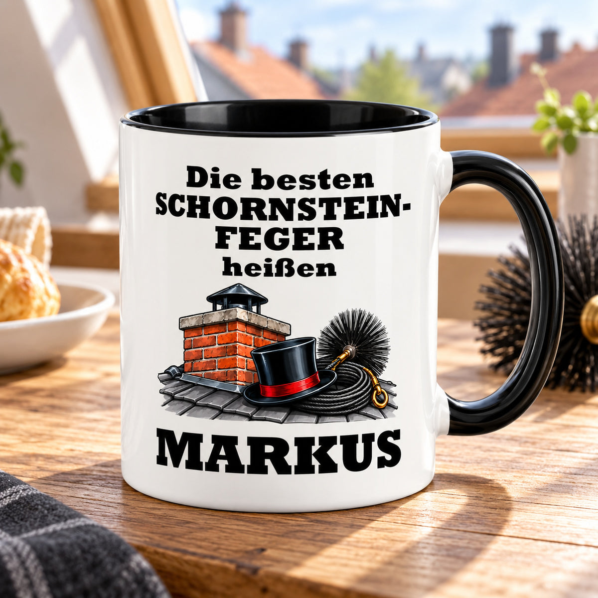 Personalisierte Schornsteinfeger-Tasse mit Cartoonmotiv, weißem Körper und schwarzem Henkel in einer passenden Umgebung.