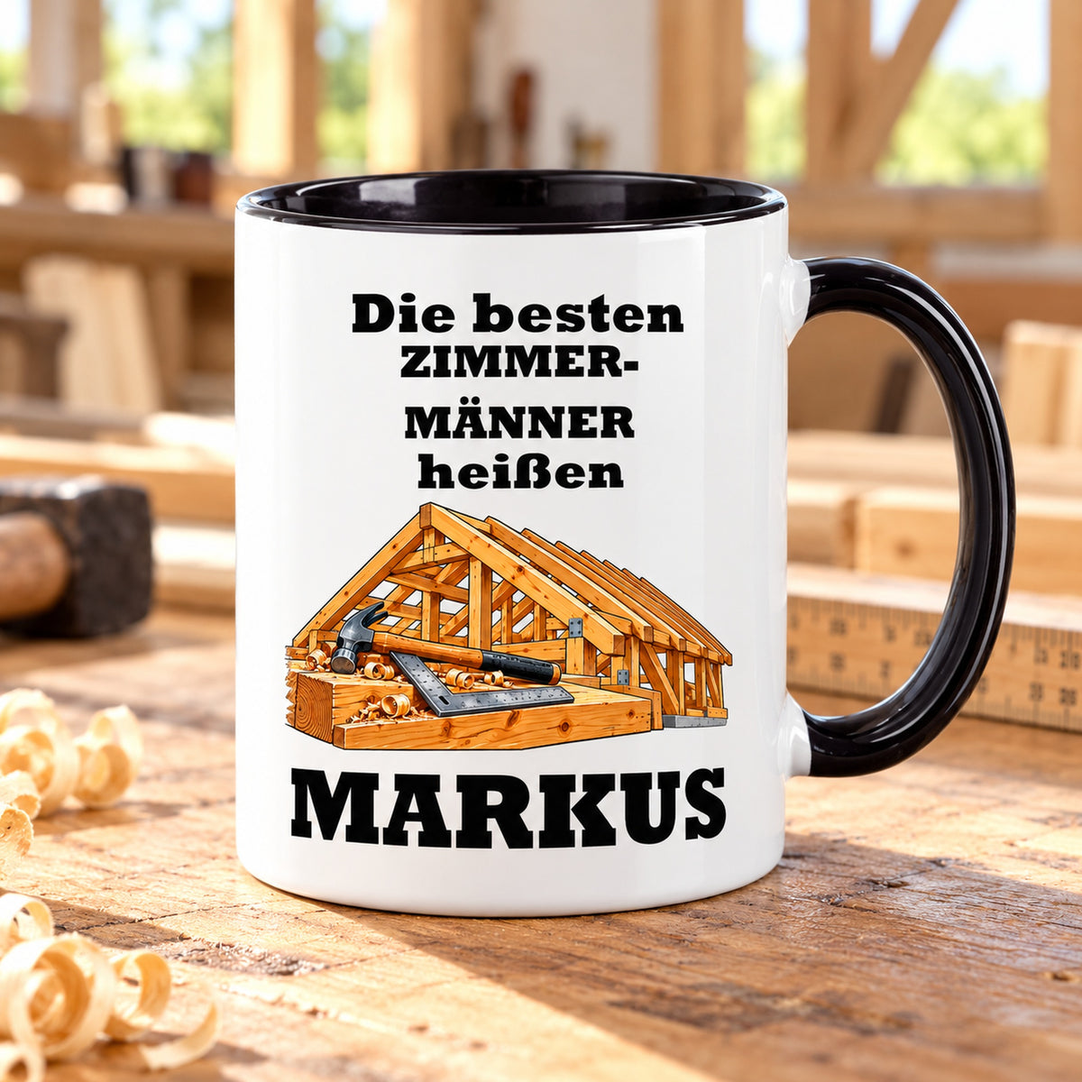 Personalisierte Zimmermann-Tasse mit Cartoonmotiv, weißem Körper und schwarzem Henkel in einer passenden Umgebung.