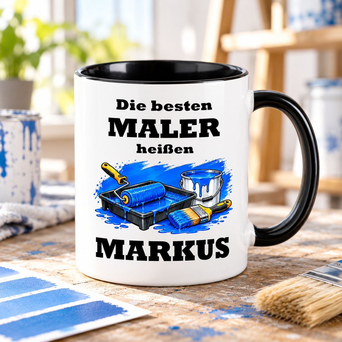 Personalisierte Maler-Tasse mit Cartoonmotiv, weißem Körper und schwarzem Henkel in einer passenden Umgebung.